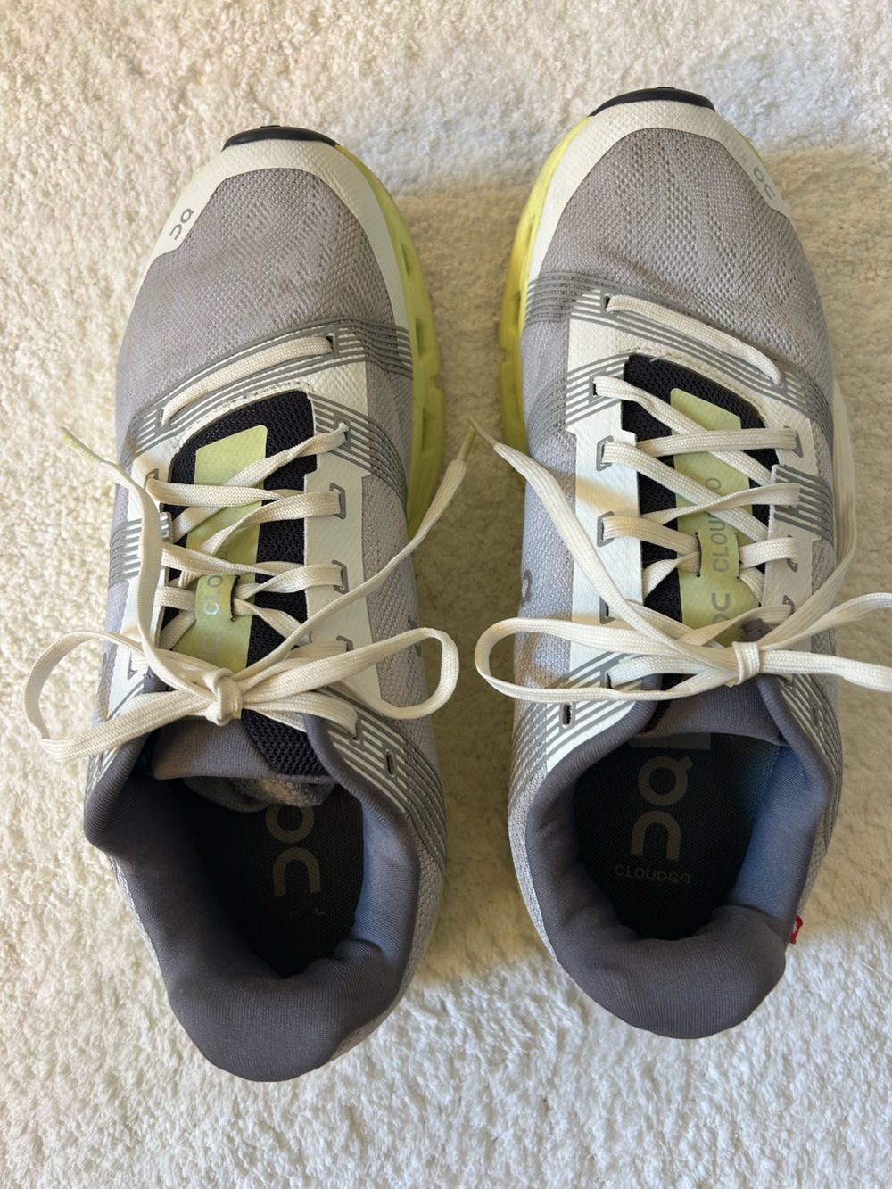 On Cloud running sneakers